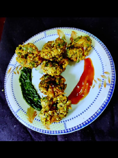 उड़द दाल पालक वड़ा (urad dal palak vada recipe in Hindi) रेसिपी मुख्य फोटो