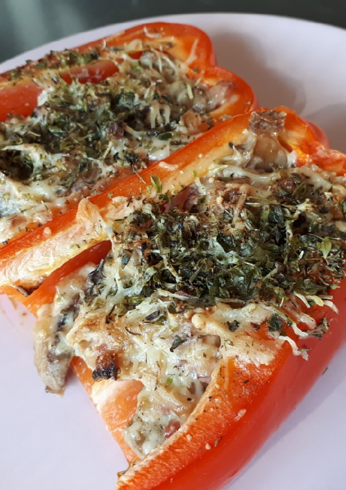 Una foto de Pimientos rojos rellenos de carbonara