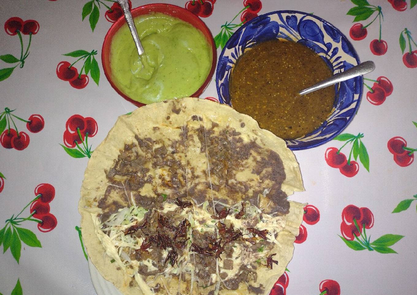 Tlayudas de tasajo con chapulines