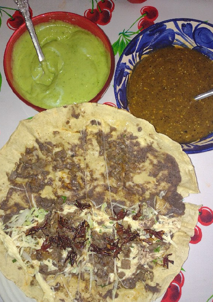 Una foto de Tlayudas de tasajo con chapulines