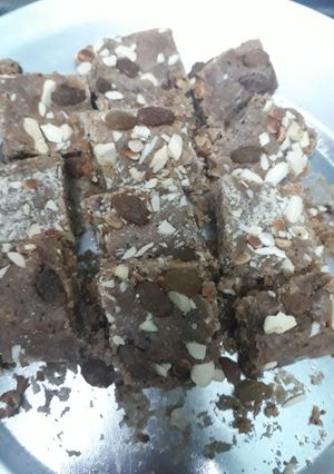 स्वादिष्ट आटे की बर्फी(Swadist aate ki barfi recipe in Hindi) रेसिपी मुख्य फोटो