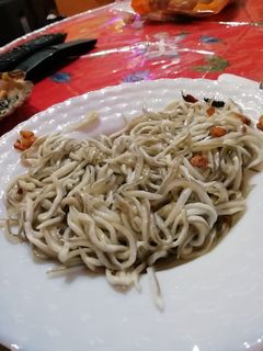 Una foto de Gulas con ajos y cayenas