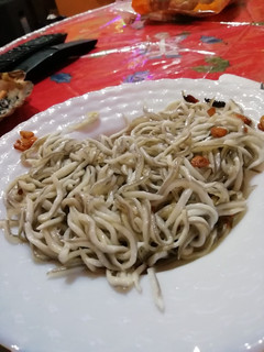 Una foto de Gulas con ajos y cayenas