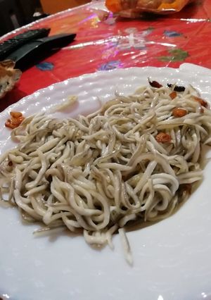 Una foto de Gulas con ajos y cayenas