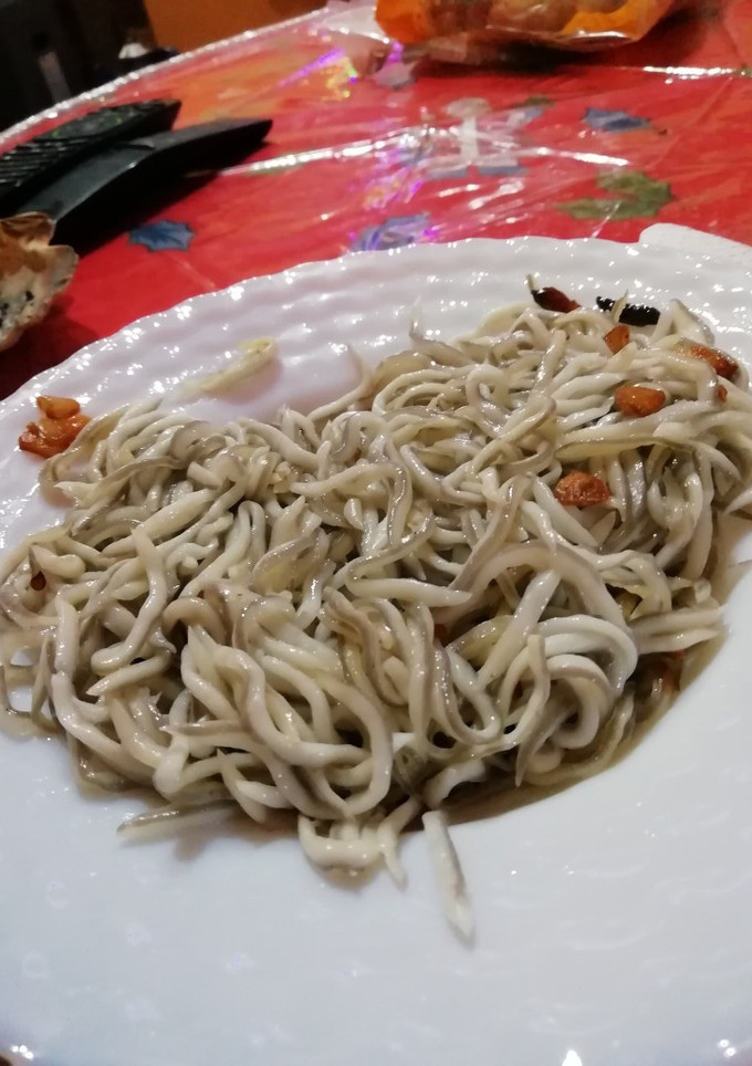 Una foto de Gulas con ajos y cayenas