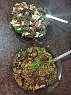 Una foto de Wok de vegetales con repollitos de Bruselas y fideos integrales