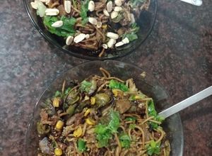 Una foto de Wok de vegetales con repollitos de Bruselas y fideos integrales