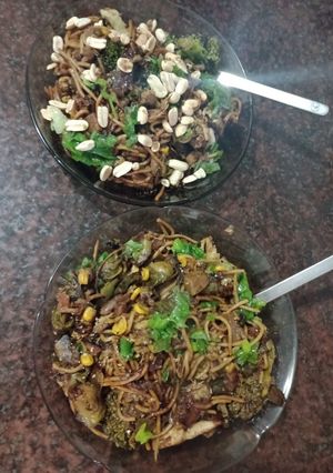 Una foto de Wok de vegetales con repollitos de Bruselas y fideos integrales