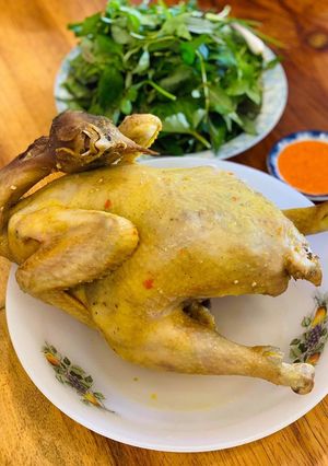 Hình của món Gà hấp sả muối hột.