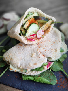 Una foto de Pita sándwich de hummus y pepino🥙🥙