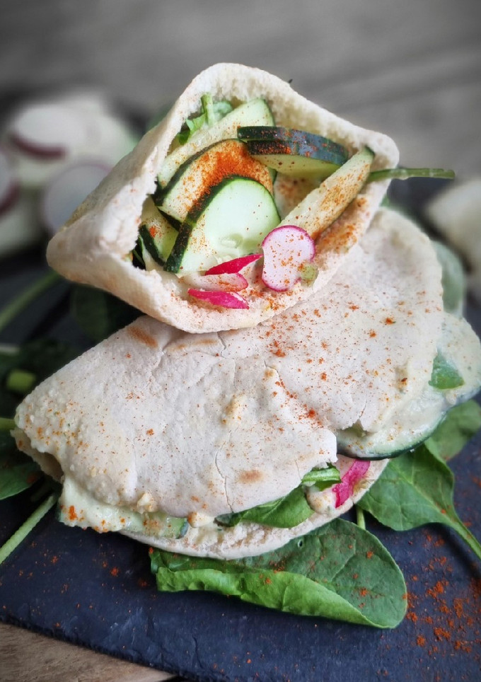 Una foto de Pita sándwich de hummus y pepino🥙🥙
