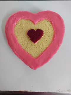 ஹார்ட் சேஃப் கேக்(heart shape cake recipe in tamil) செய்முறை முக்கிய புகைப்படம்