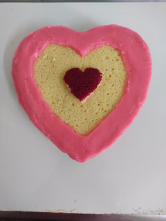 ஹார்ட் சேஃப் கேக்(heart shape cake recipe in tamil) செய்முறை முக்கிய புகைப்படம்