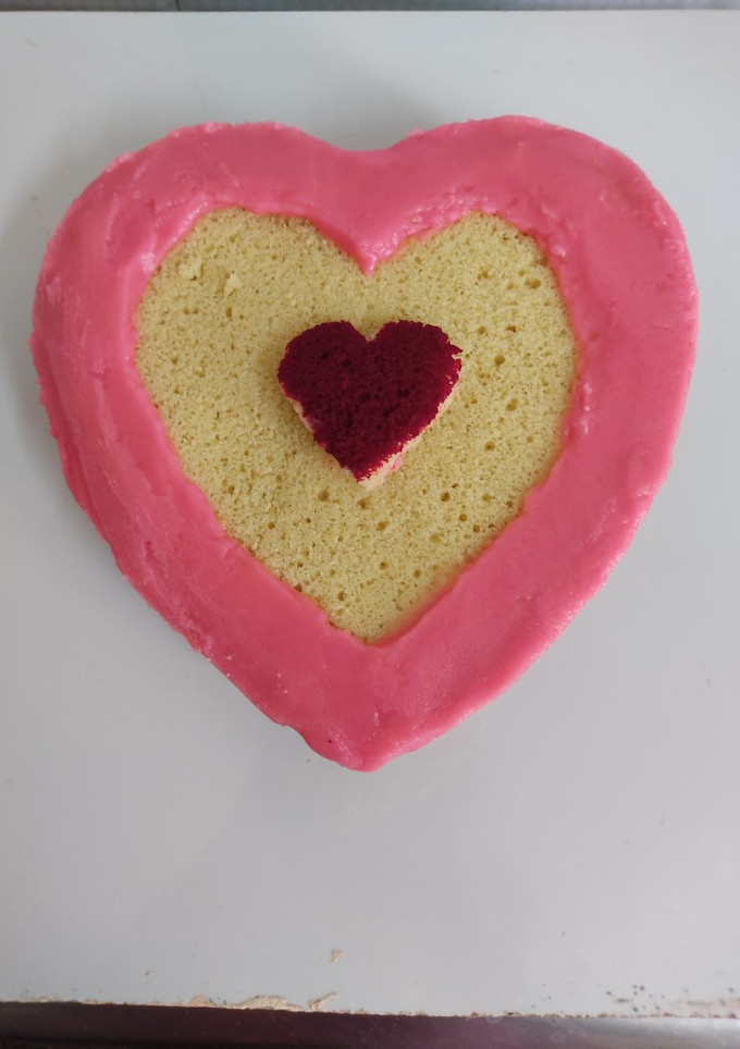 ஹார்ட் சேஃப் கேக்(heart shape cake recipe in tamil) செய்முறை முக்கிய புகைப்படம்