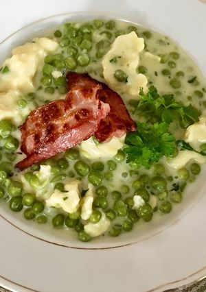 O poză a rețetei Sos de mazăre cu găluște de făină și bacon.