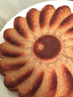 Una foto de Torta húmeda de banana, avena y dulce de leche