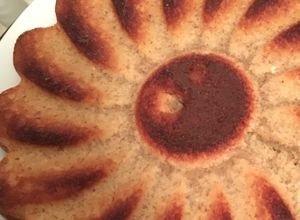 Una foto de Torta húmeda de banana, avena y dulce de leche