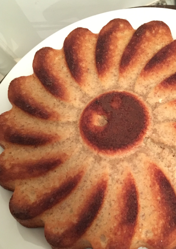 Una foto de Torta húmeda de banana, avena y dulce de leche