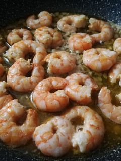 Una foto de Langostinos al ajillo con cava 🦐🍾
