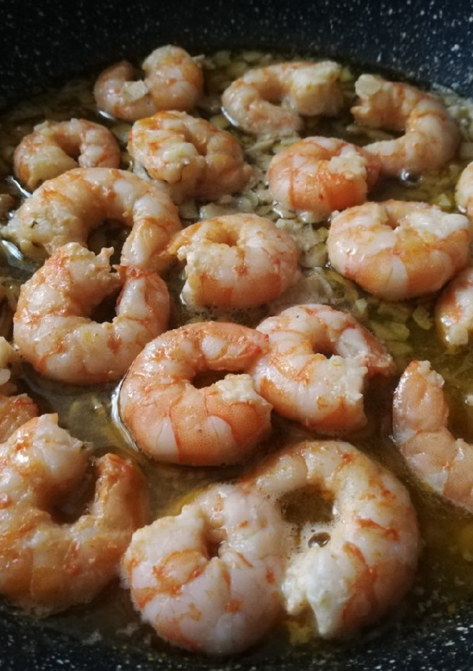 Una foto de Langostinos al ajillo con cava 🦐🍾