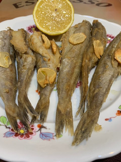 Una foto de Bacaladilla rebozada y frita con ajos
