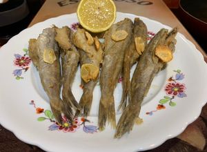 Una foto de Bacaladilla rebozada y frita con ajos