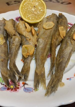 Una foto de Bacaladilla rebozada y frita con ajos