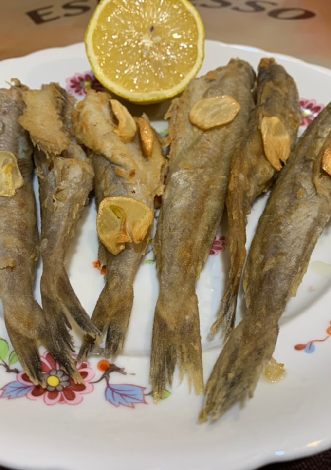 Una foto de Bacaladilla rebozada y frita con ajos