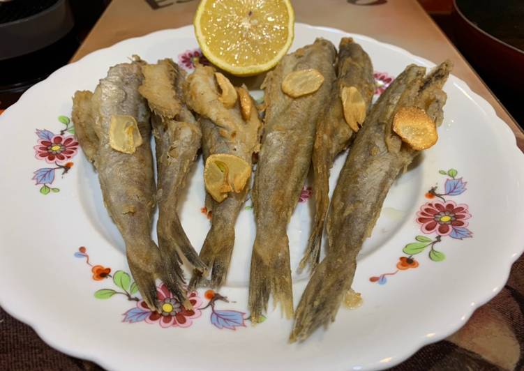 Bacaladilla rebozada y frita con ajos