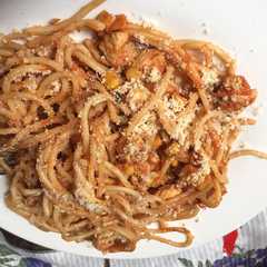 Una foto de Spaghetti con salsa y pollo