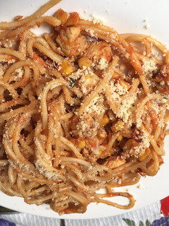 Una foto de Spaghetti con salsa y pollo