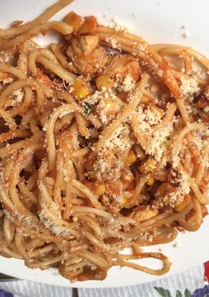 Una foto de Spaghetti con salsa y pollo