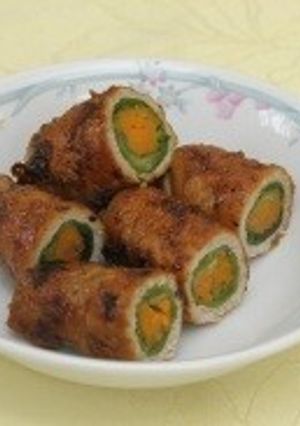 A picture of Meat wrapped lettuce.