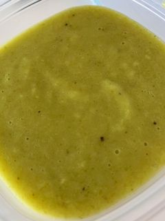 Una foto de Crema de calabacín y puerro con queso de cabra