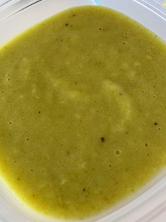Una foto de Crema de calabacín y puerro con queso de cabra