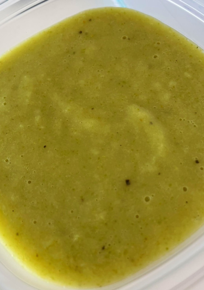 Una foto de Crema de calabacín y puerro con queso de cabra