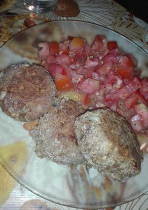Una foto de Albóndigas con ensalada de tomate