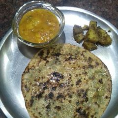 A picture of Raseele aloo,methi aalu bhujia,aalu bathuaa ki roti.