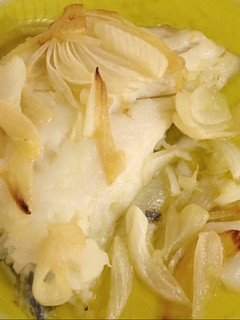 Una foto de Merluza al horno con cebolla