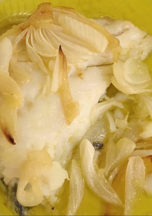 Una foto de Merluza al horno con cebolla