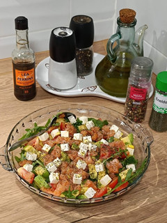 Una foto de Ensalada del día, con salmón, queso feta y aliño con sabor inglés