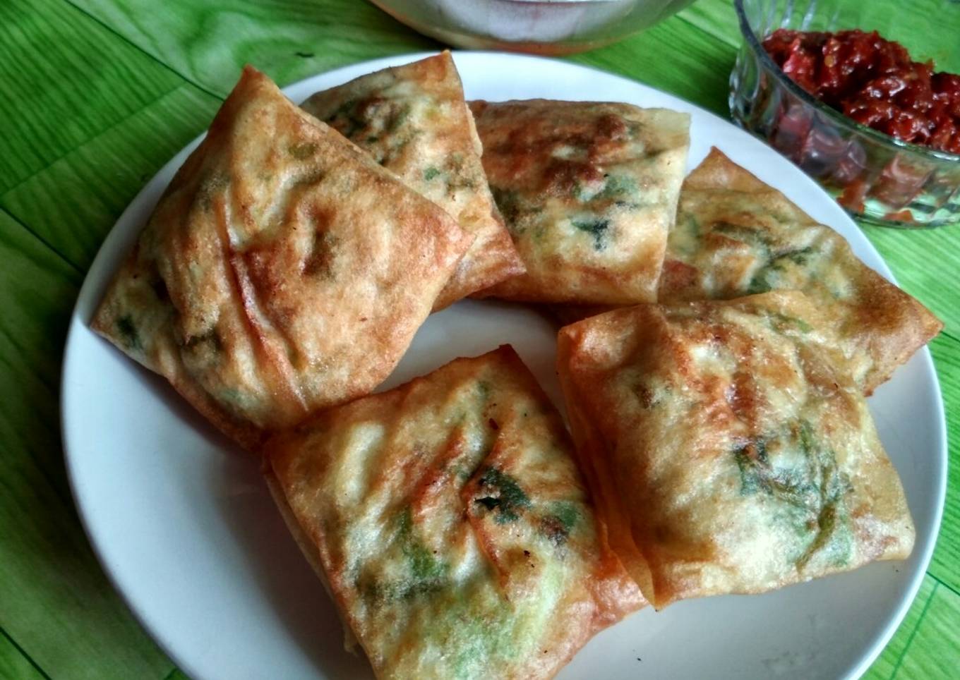 Martabak telur kulit lunpia dengan ayam cincang