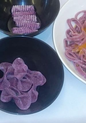 Una foto de Masa para pasta de remolacha y arándanos