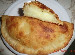 Una foto de Pastelitos Rellenos con Papa y Queso Blanco