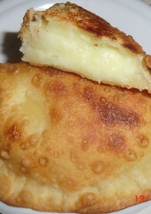 Una foto de Pastelitos Rellenos con Papa y Queso Blanco
