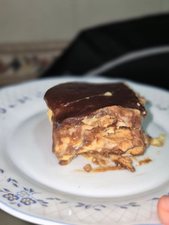 Una foto de Tarta de galletas con chocolate y natillas