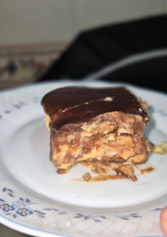 Una foto de Tarta de galletas con chocolate y natillas