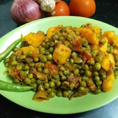 A picture of Aloo mater dry veg masala.