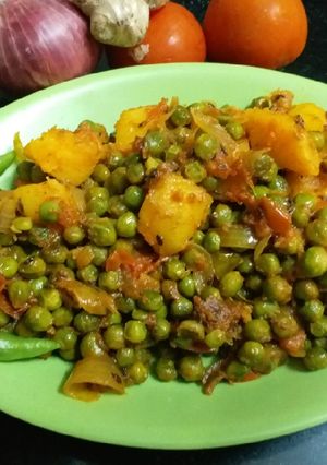 A picture of Aloo mater dry veg masala.