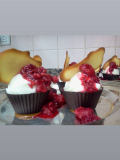 Una foto de Canastitas de chocolate con helado de limón y salsa de frutilla